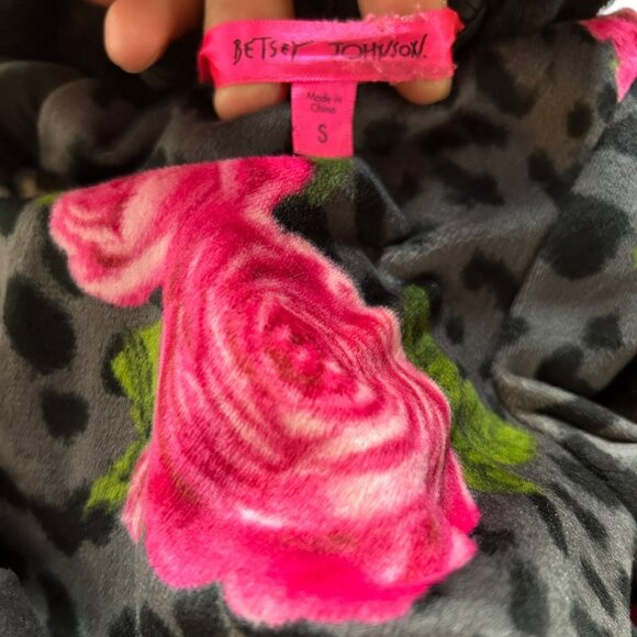Betsey Johnson black super soft leopard spot Pink Rose shawl neck bath r… - Picture 2 of 6